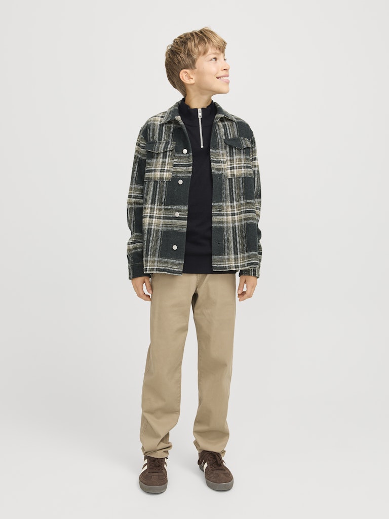 Svart stickad zip tröja till kille. Ungdomskläder från Jack and Jones till pojke.
JJEEMIL KNIT HALF ZIP NOOS JNR
12268772