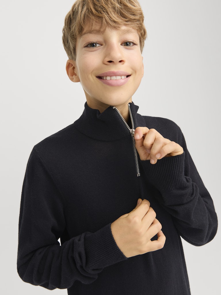Svart stickad zip tröja till kille. Ungdomskläder från Jack and Jones till pojke.
JJEEMIL KNIT HALF ZIP NOOS JNR
12268772