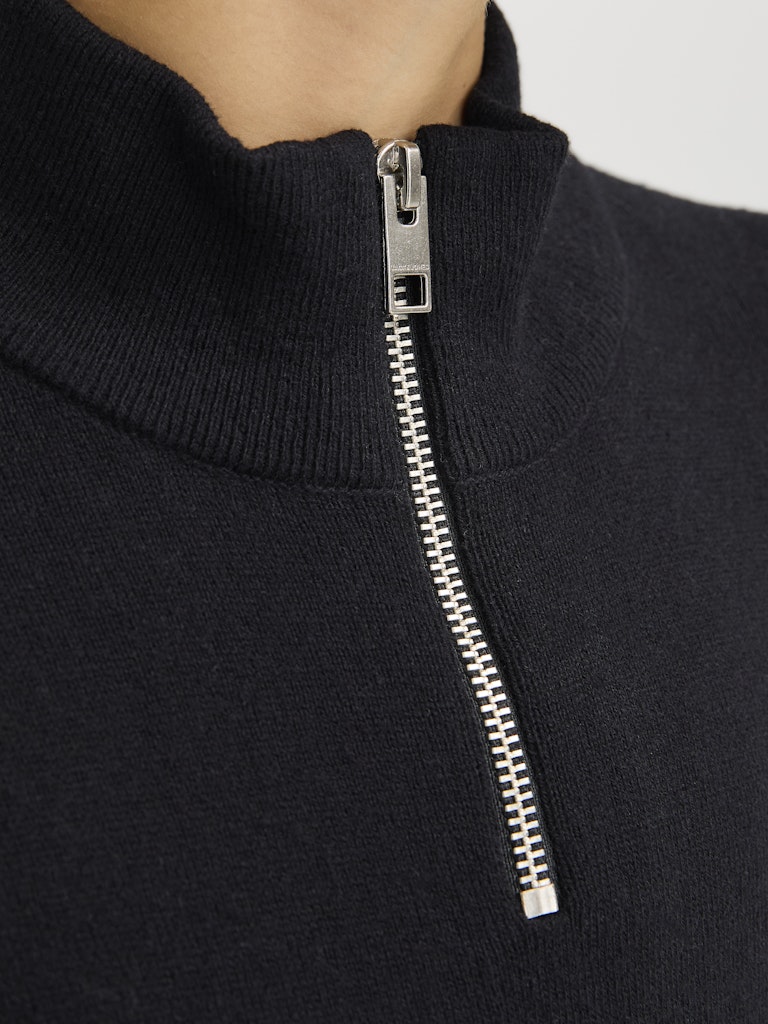 Svart stickad zip tröja till kille. Ungdomskläder från Jack and Jones till pojke.
JJEEMIL KNIT HALF ZIP NOOS JNR
12268772