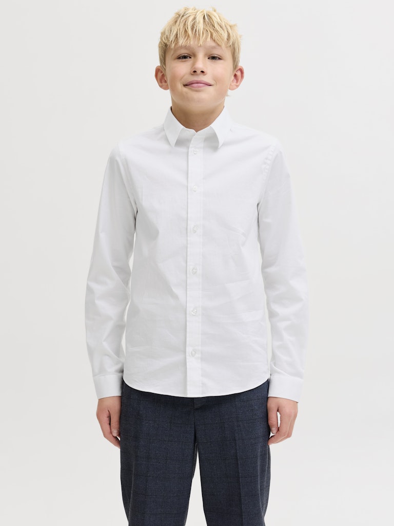 Vit fin skjorta till pojke. Stretch skjorta från Jack and Jones till barn och ungdom kille.
JJEAXEL STRETCH SHIRT LS NOOS JNR
12269870