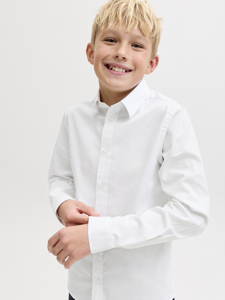 Vit fin skjorta till pojke. Stretch skjorta från Jack and Jones till barn och ungdom kille.
JJEAXEL STRETCH SHIRT LS NOOS JNR
12269870