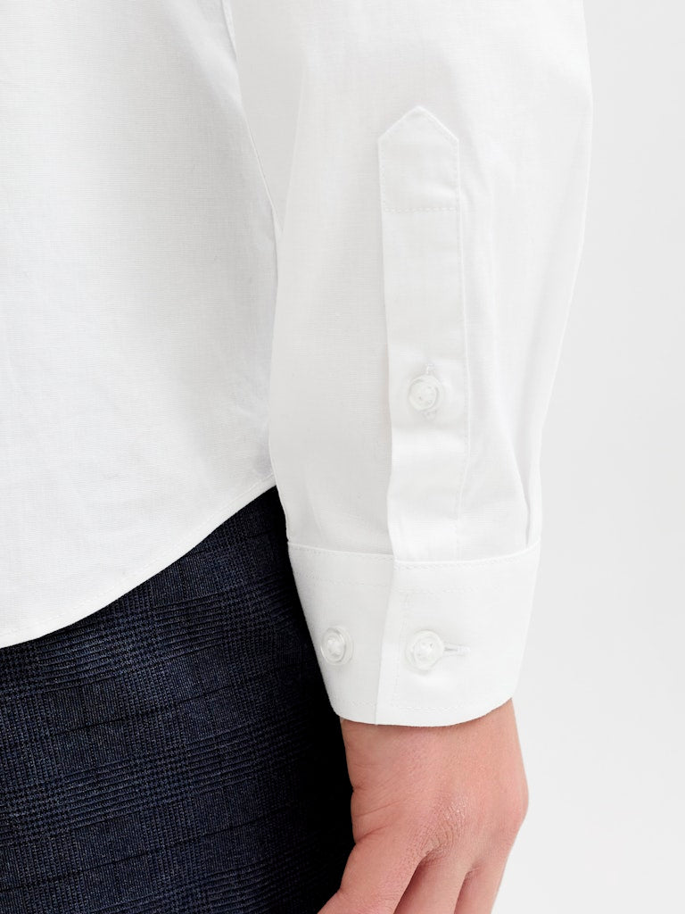 Vit fin skjorta till pojke. Stretch skjorta från Jack and Jones till barn och ungdom kille.
JJEAXEL STRETCH SHIRT LS NOOS JNR
12269870