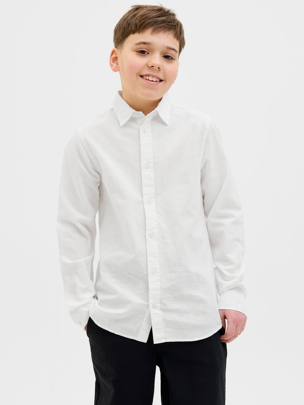 VIt linne skjorta i lin från Jack and Jones. Snygg långärmad vit skjorta till kille ungdom, barn. Ungdoms skjorta perfekt till fest och skolavslutning. 
JJEBREEZE LINEN BLEND SHIRT LS SN JNR
12268988