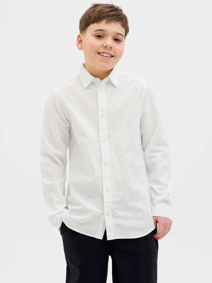 VIt linne skjorta i lin från Jack and Jones. Snygg långärmad vit skjorta till kille ungdom, barn. Ungdoms skjorta perfekt till fest och skolavslutning. 
JJEBREEZE LINEN BLEND SHIRT LS SN JNR
12268988