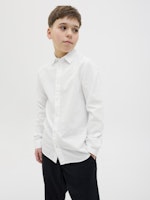 VIt linne skjorta i lin från Jack and Jones. Snygg långärmad vit skjorta till kille ungdom, barn. Ungdoms skjorta perfekt till fest och skolavslutning. 
JJEBREEZE LINEN BLEND SHIRT LS SN JNR
12268988