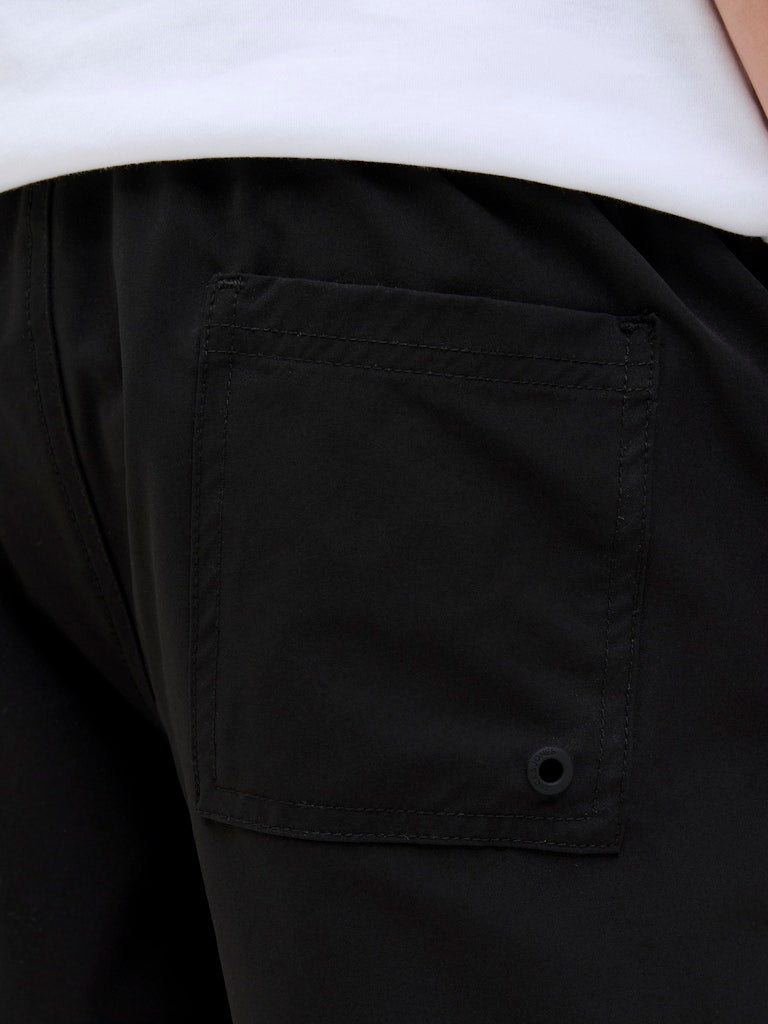 Svarta badshorts till ungdom kille. Badkläder från Jack&Jones junior. 
JPSTMAUI JJSWIM DOUBLE LOGO AKM SN JNR
12273841