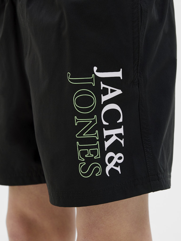 Svarta badshorts till ungdom kille. Badkläder från Jack&Jones junior. 
JPSTMAUI JJSWIM DOUBLE LOGO AKM SN JNR
12273841