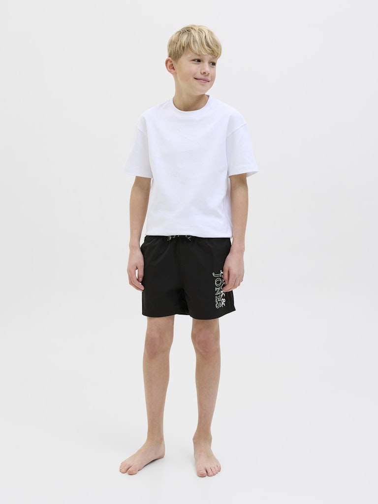 Svarta badshorts till ungdom kille. Badkläder från Jack&Jones junior. 
JPSTMAUI JJSWIM DOUBLE LOGO AKM SN JNR
12273841