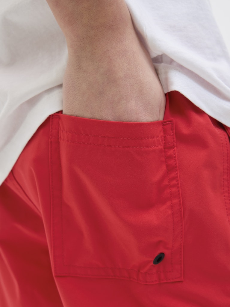 Röda badshorts till ungdom kille. Badkläder från Jack&Jones junior. 
JPSTMAUI JJSWIM DOUBLE LOGO AKM SN JNR
12273841