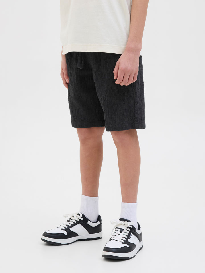 Svarta vävda skrynkliga shorts från Jack & Jones till kille ungdom.
JPSTJAIDEN JJCRINKLE JOGGER SHORT JNR
12273862