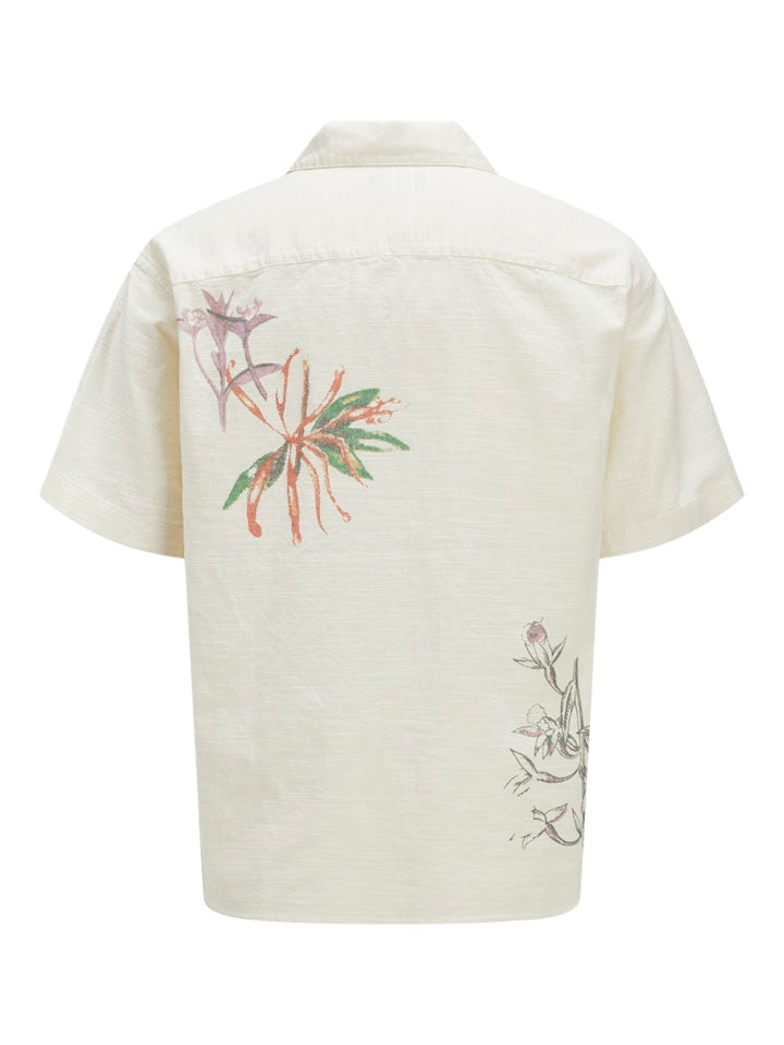 Lätt och luftig vit skjorta för en snygg sommaroutfit. Kortärmad blommig skjorta till kille, barn och ungdom.  Jack and Jones.
JORLUKE RETRIO SHIRT
12274228