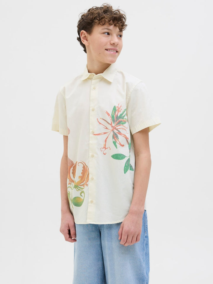 Lätt och luftig vit skjorta för en snygg sommaroutfit. Kortärmad blommig skjorta till kille, barn och ungdom.  Jack and Jones.
JORLUKE RETRIO SHIRT
12274228