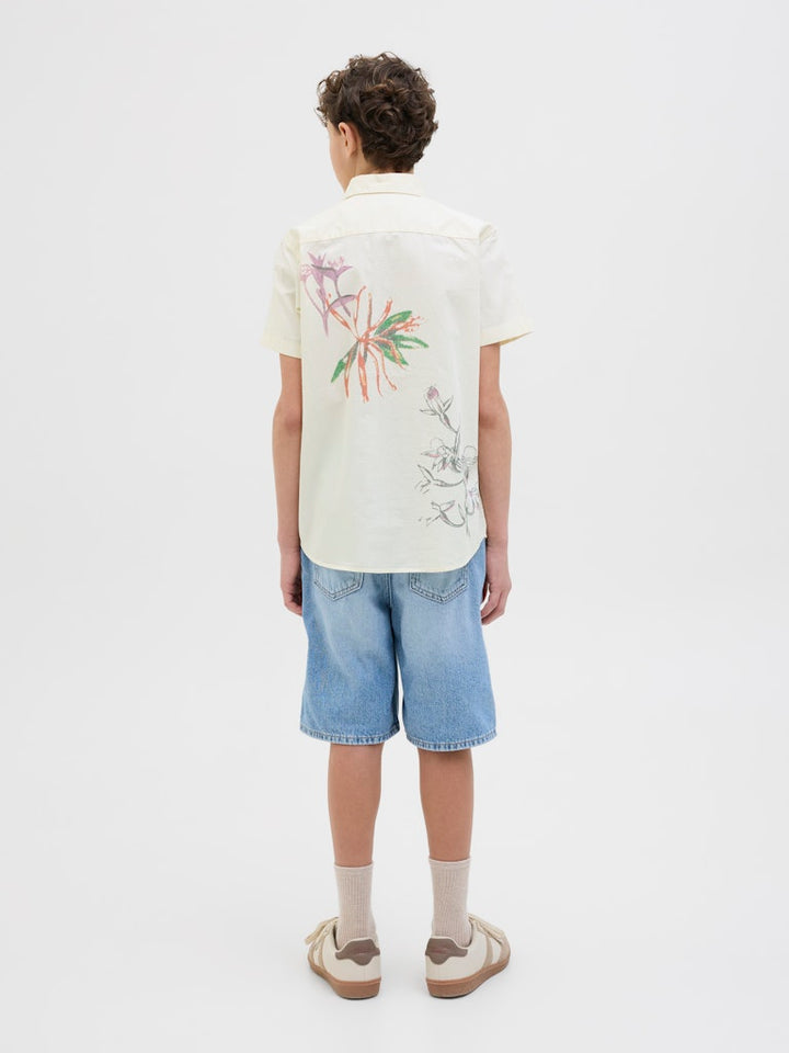 Lätt och luftig vit skjorta för en snygg sommaroutfit. Kortärmad blommig skjorta till kille, barn och ungdom.  Jack and Jones.
JORLUKE RETRIO SHIRT
12274228