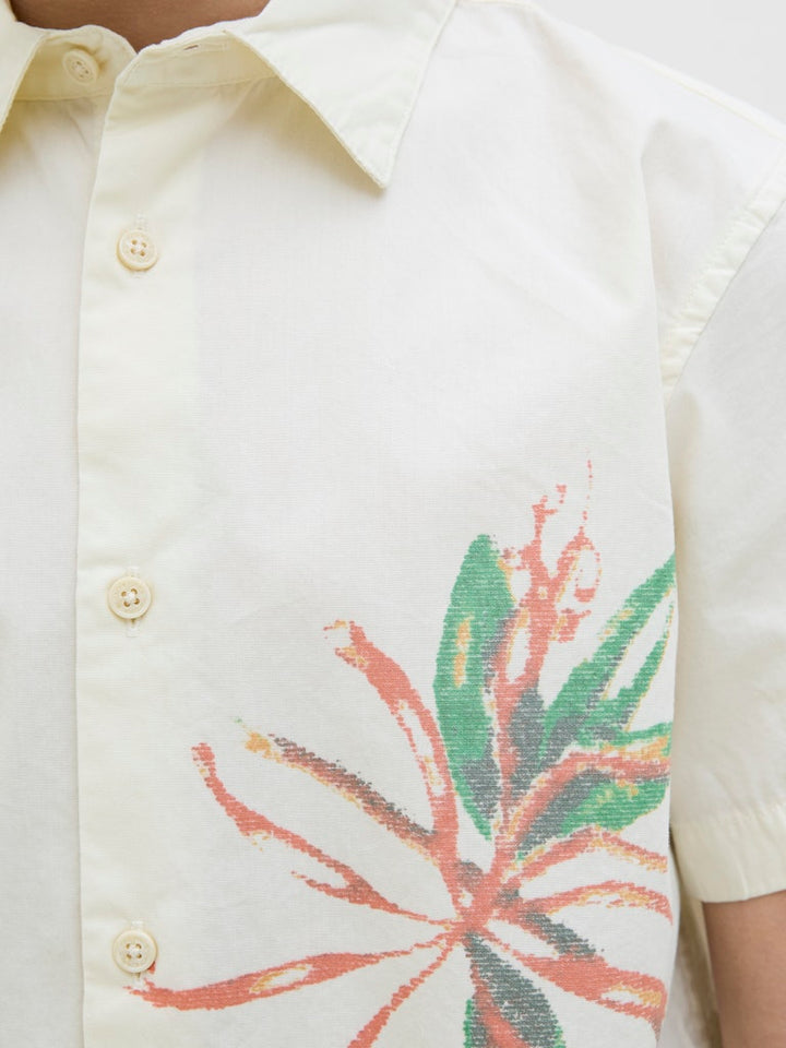 Lätt och luftig vit skjorta för en snygg sommaroutfit. Kortärmad blommig skjorta till kille, barn och ungdom.  Jack and Jones.
JORLUKE RETRIO SHIRT
12274228