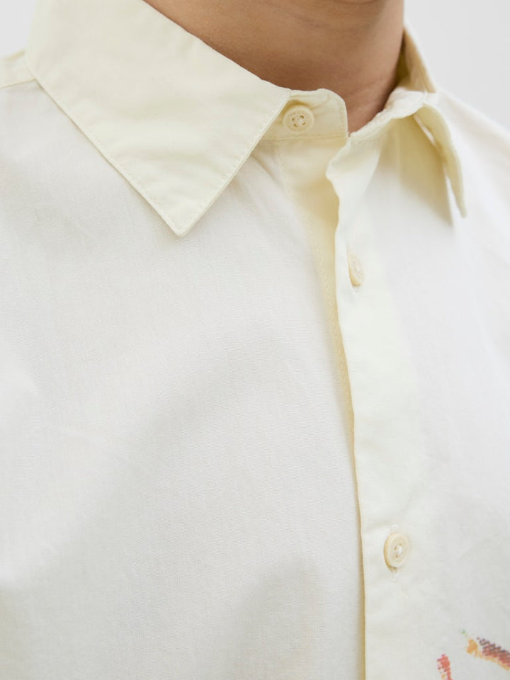 Lätt och luftig vit skjorta för en snygg sommaroutfit. Kortärmad blommig skjorta till kille, barn och ungdom.  Jack and Jones.
JORLUKE RETRIO SHIRT
12274228