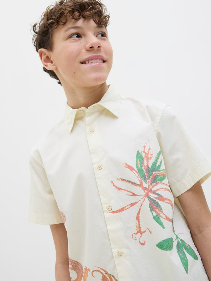 Lätt och luftig vit skjorta för en snygg sommaroutfit. Kortärmad blommig skjorta till kille, barn och ungdom.  Jack and Jones.
JORLUKE RETRIO SHIRT
12274228