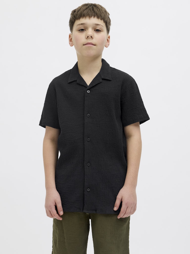 Svart skrynklig kortärmad skjorta till kille. Crinkle skjorta, ungdom kläder från Jack and Jones.
JORLUKE CRINKLE SHIRT SS JNR
12274285