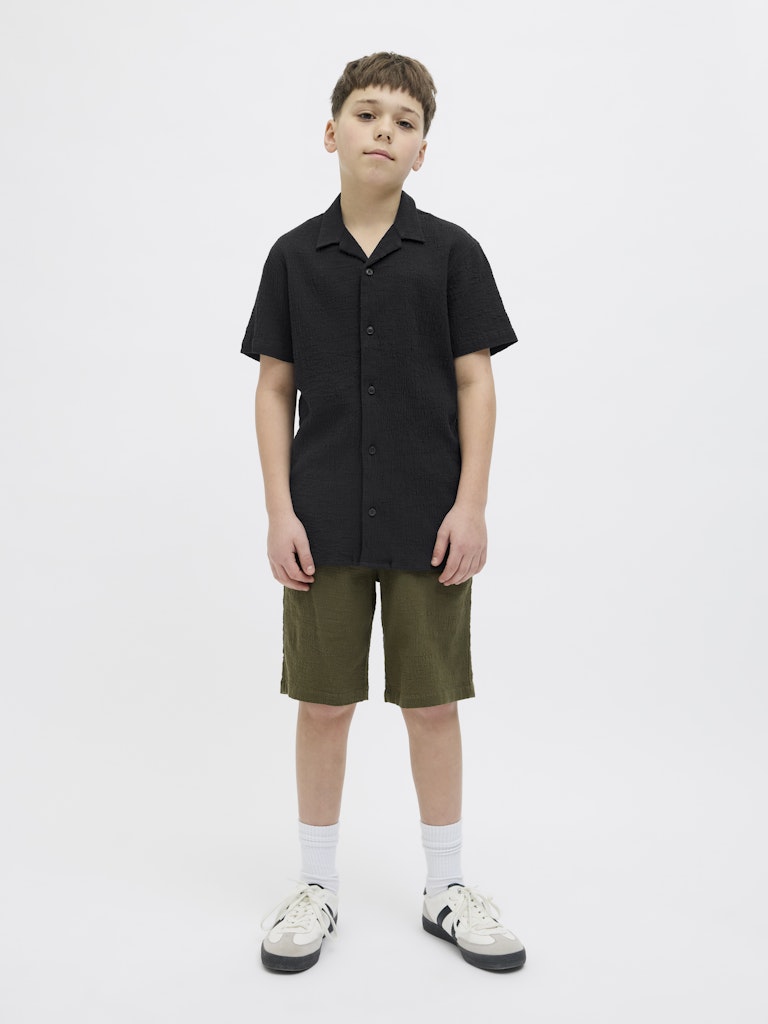 Svart skrynklig kortärmad skjorta till kille. Crinkle skjorta, ungdom kläder från Jack and Jones.
JORLUKE CRINKLE SHIRT SS JNR
12274285