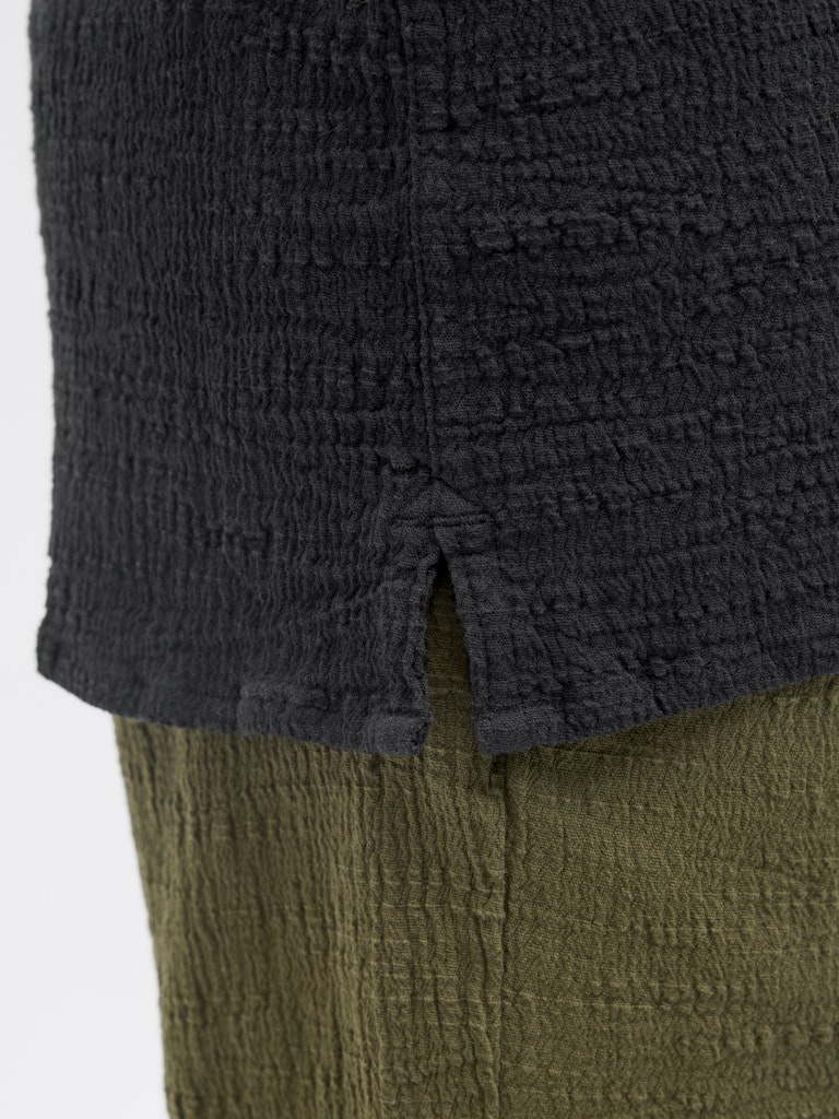 Svart skrynklig kortärmad skjorta till kille. Crinkle skjorta, ungdom kläder från Jack and Jones.
JORLUKE CRINKLE SHIRT SS JNR
12274285