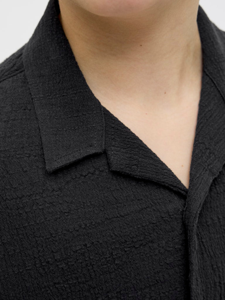 Svart skrynklig kortärmad skjorta till kille. Crinkle skjorta, ungdom kläder från Jack and Jones.
JORLUKE CRINKLE SHIRT SS JNR
12274285