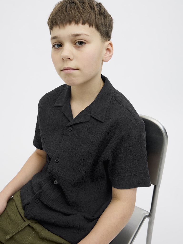 Svart skrynklig kortärmad skjorta till kille. Crinkle skjorta, ungdom kläder från Jack and Jones.
JORLUKE CRINKLE SHIRT SS JNR
12274285