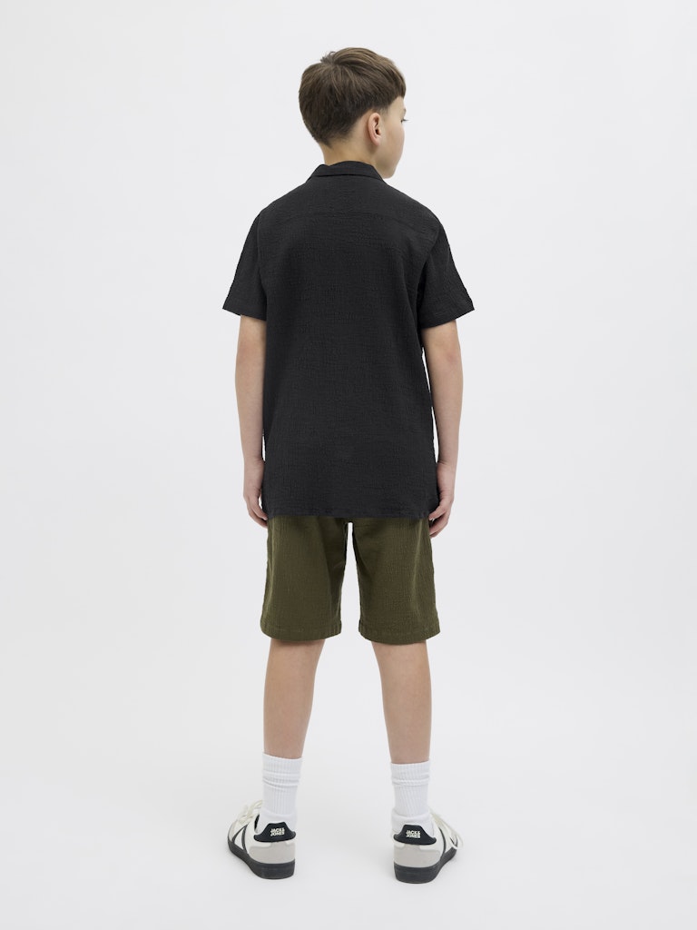 Svart skrynklig kortärmad skjorta till kille. Crinkle skjorta, ungdom kläder från Jack and Jones.
JORLUKE CRINKLE SHIRT SS JNR
12274285