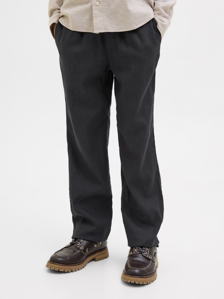 Svart linne byxa med snöre att knyta till pojke. Svarta linnebyxor,  ungdoms kläder till kille från Jack and Jones.
JPSTBILL JJPAROS JOGGER PANT SN JNR
12274444