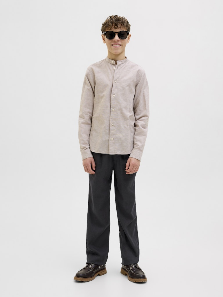 Svart linne byxa med snöre att knyta till pojke. Svarta linnebyxor,  ungdoms kläder till kille från Jack and Jones.
JPSTBILL JJPAROS JOGGER PANT SN JNR
12274444