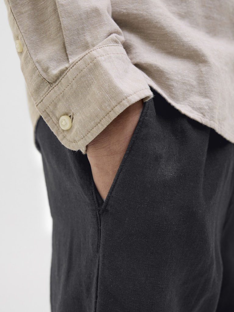 Svart linne byxa med snöre att knyta till pojke. Svarta linnebyxor,  ungdoms kläder till kille från Jack and Jones.
JPSTBILL JJPAROS JOGGER PANT SN JNR
12274444