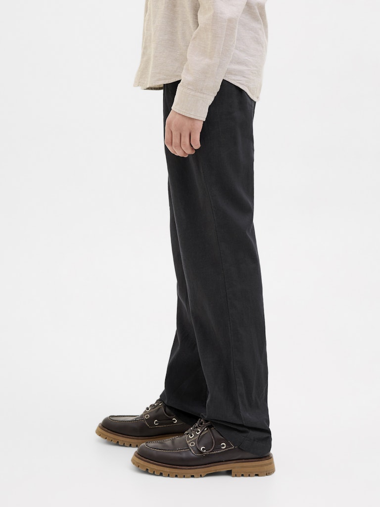 Svart linne byxa med snöre att knyta till pojke. Svarta linnebyxor,  ungdoms kläder till kille från Jack and Jones.
JPSTBILL JJPAROS JOGGER PANT SN JNR
12274444