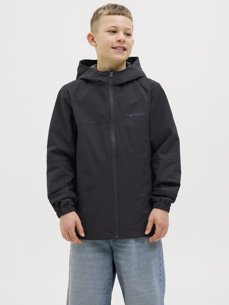 Svart skal jacka, regnjacka till ungdom pojke. Vår och sommar jacka till kille från Jack & Jones.
JORVESTERBRO HOOD JACKET SN JNR
12274569