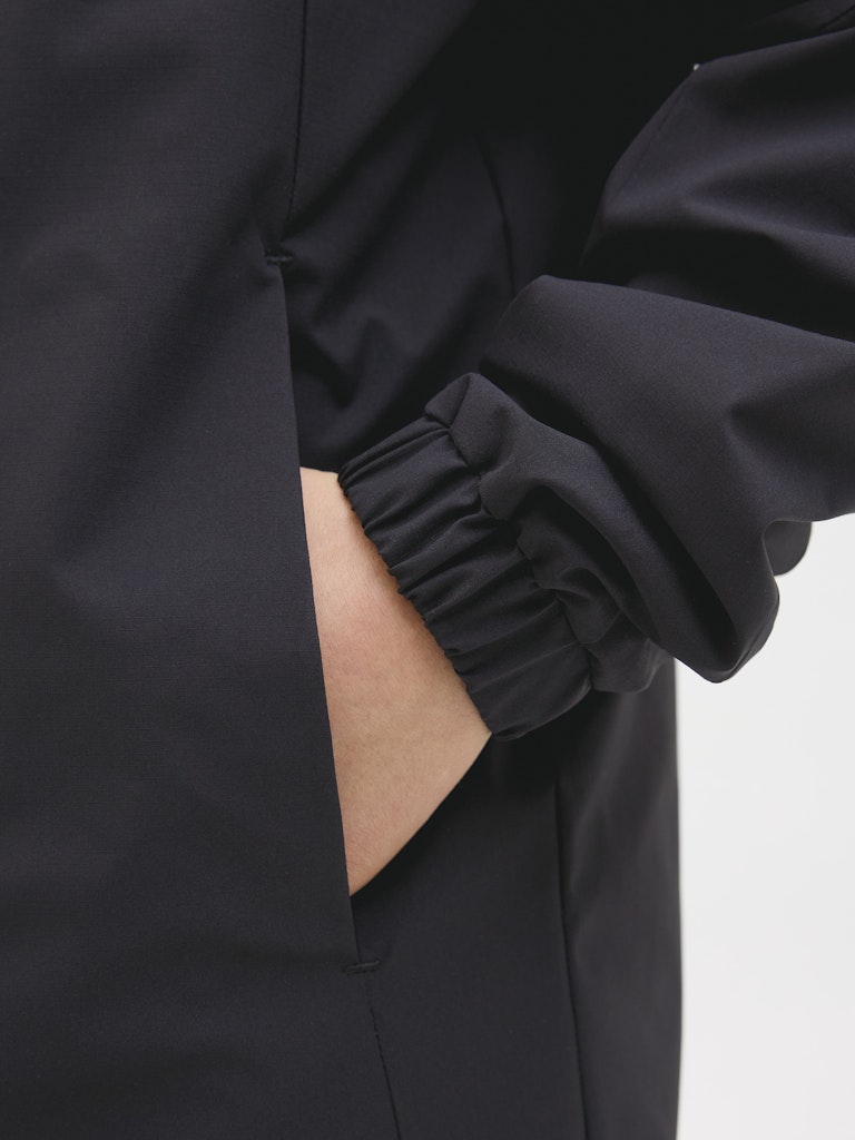 Svart skal jacka, regnjacka till ungdom pojke. Vår och sommar jacka till kille från Jack & Jones.
JORVESTERBRO HOOD JACKET SN JNR
12274569