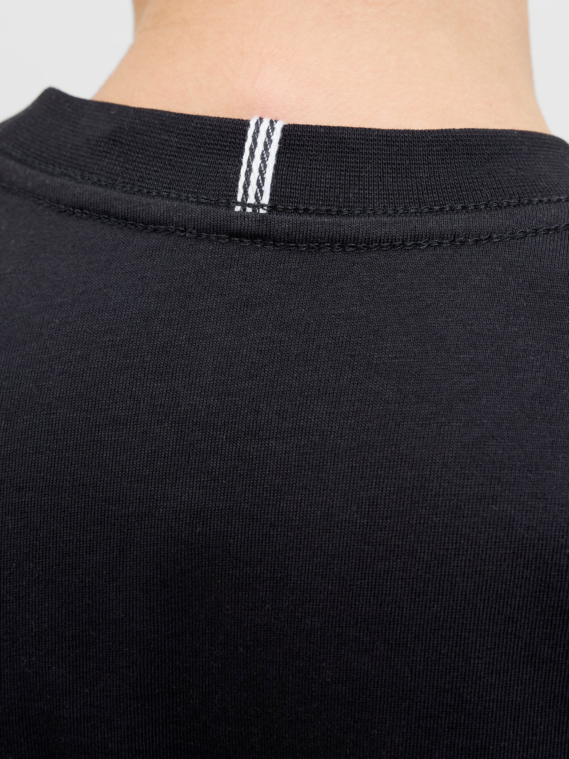 Enfärgad svart t-shirt till ungdom kille. Kortärmad svart tröja till pojke med logga på bröstet från Jack and Jones.
JORFREDERIKSBERG TEE SS CREW NOOS JNR
12274890