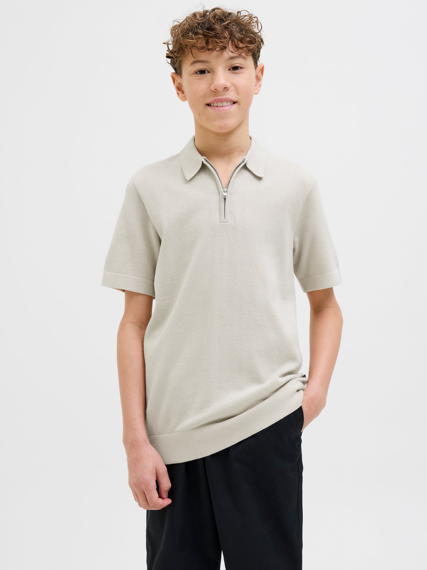 Kille klädd i Beige kortärmad stickad tröja till ungdom kille. Piké vit polo till pojke i ekologisk bomull från Jack and Jones Junior.
JPRBLAMILANO SPRING KNIT POLO SS JNR
12274801