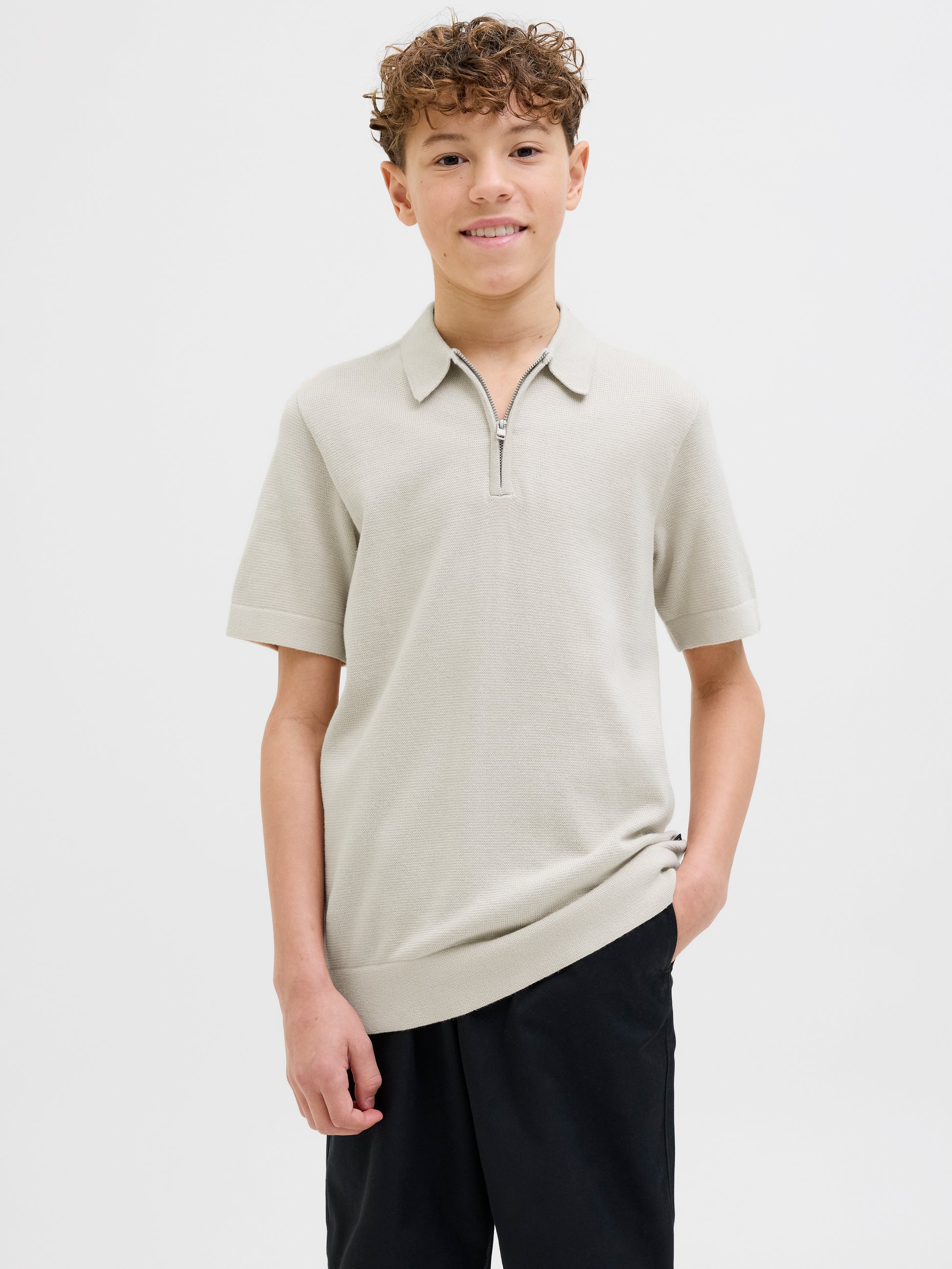 Kille klädd i Beige kortärmad stickad tröja till ungdom kille. Piké vit polo till pojke i ekologisk bomull från Jack and Jones Junior.
JPRBLAMILANO SPRING KNIT POLO SS JNR
12274801