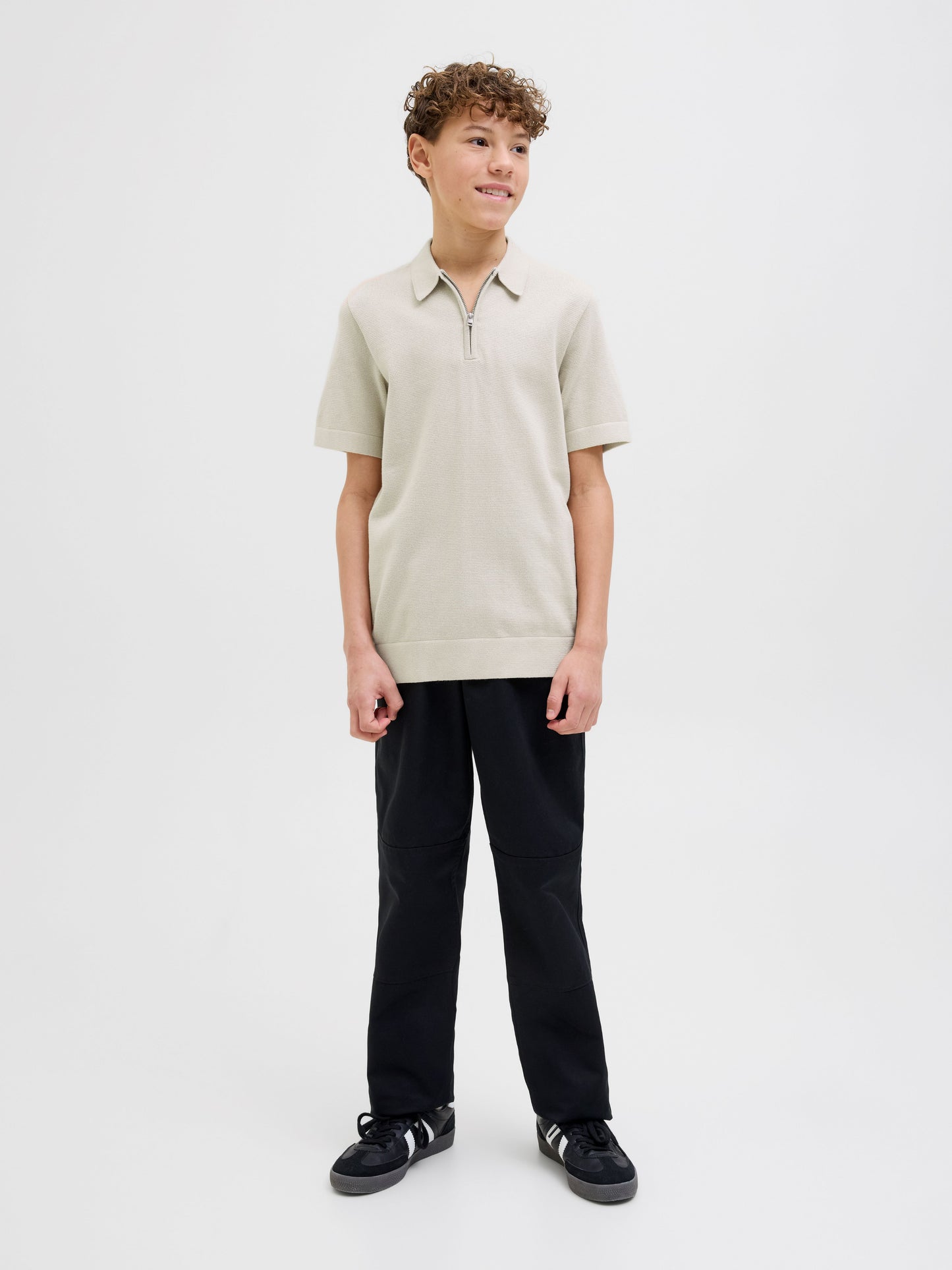 Beige kortärmad stickad tröja till ungdom kille. Piké vit polo till pojke i ekologisk bomull från Jack and Jones Junior.
JPRBLAMILANO SPRING KNIT POLO SS JNR
12274801