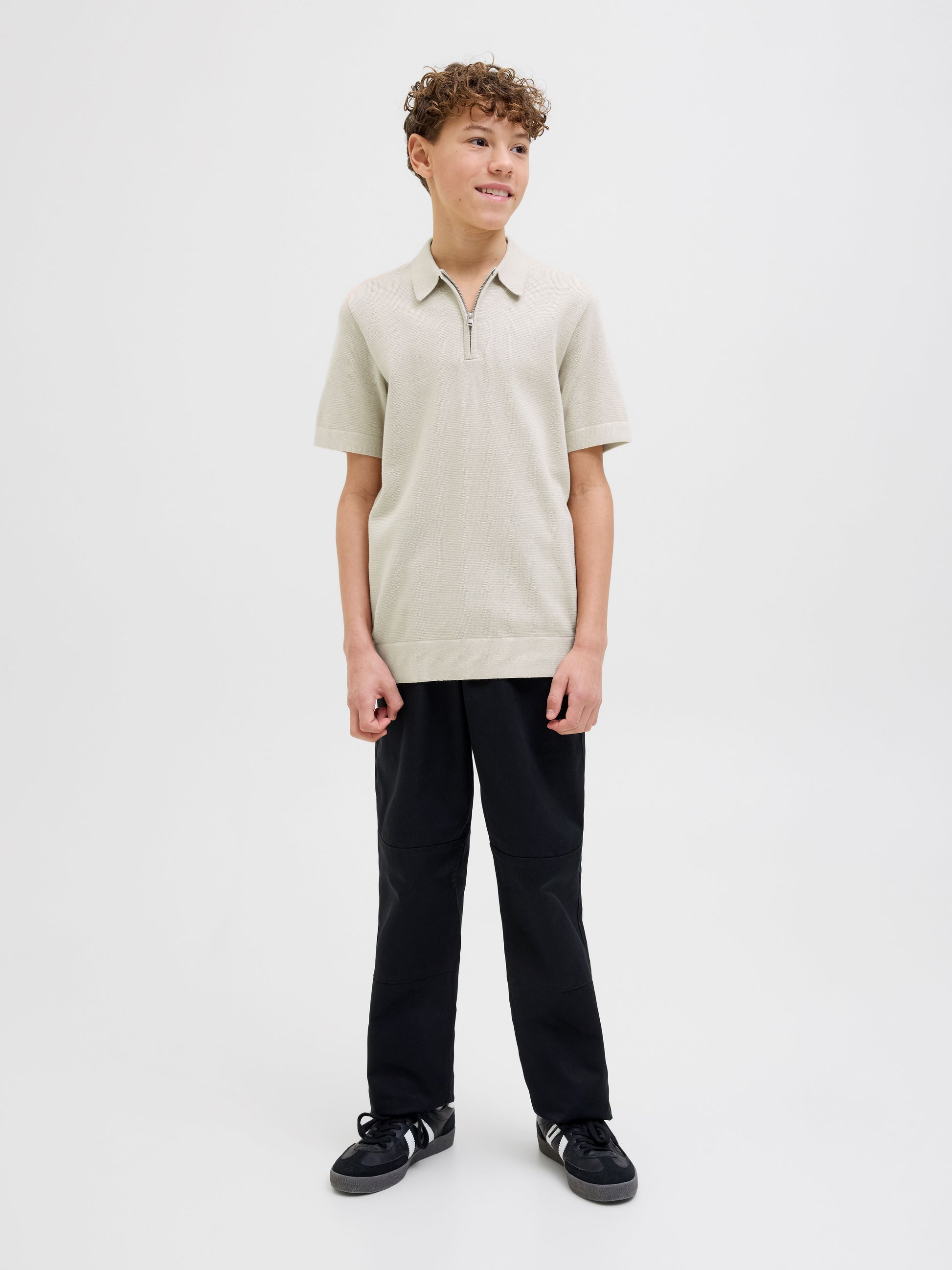 Beige kortärmad stickad tröja till ungdom kille. Piké vit polo till pojke i ekologisk bomull från Jack and Jones Junior.
JPRBLAMILANO SPRING KNIT POLO SS JNR
12274801