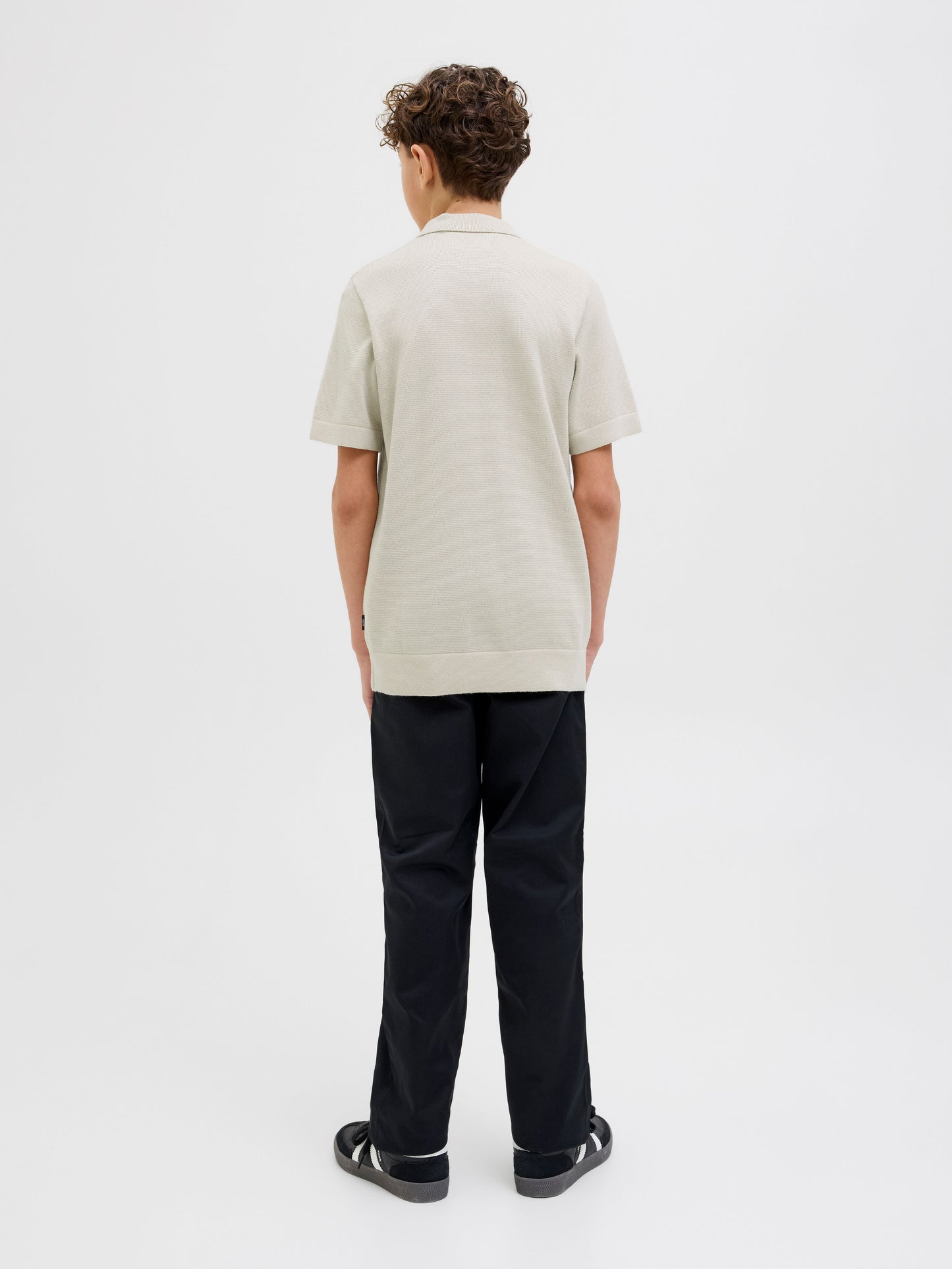 Beige kortärmad stickad tröja till ungdom kille. Piké vit polo till pojke i ekologisk bomull från Jack and Jones Junior.
JPRBLAMILANO SPRING KNIT POLO SS JNR
12274801