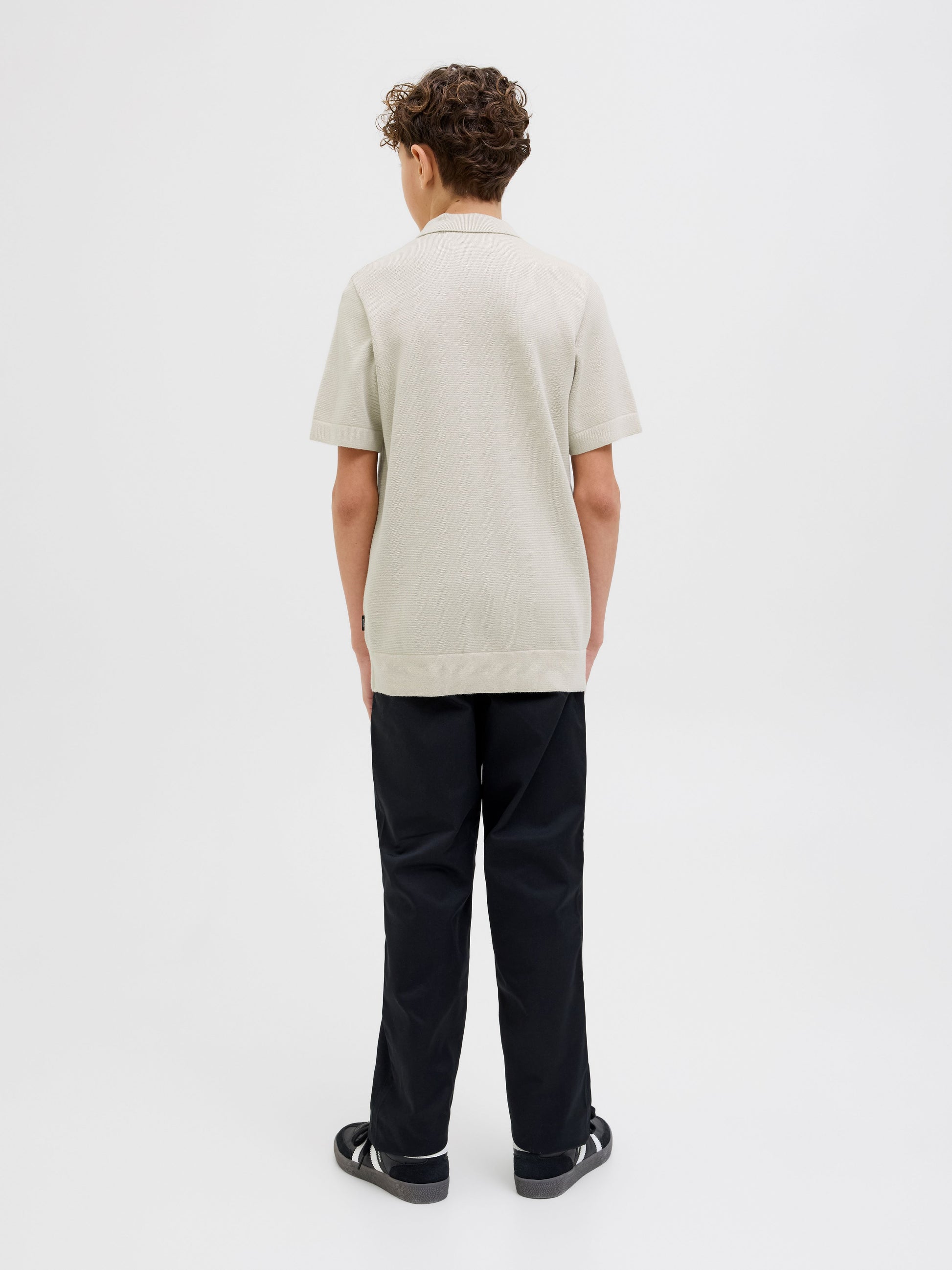 Beige kortärmad stickad tröja till ungdom kille. Piké vit polo till pojke i ekologisk bomull från Jack and Jones Junior.
JPRBLAMILANO SPRING KNIT POLO SS JNR
12274801