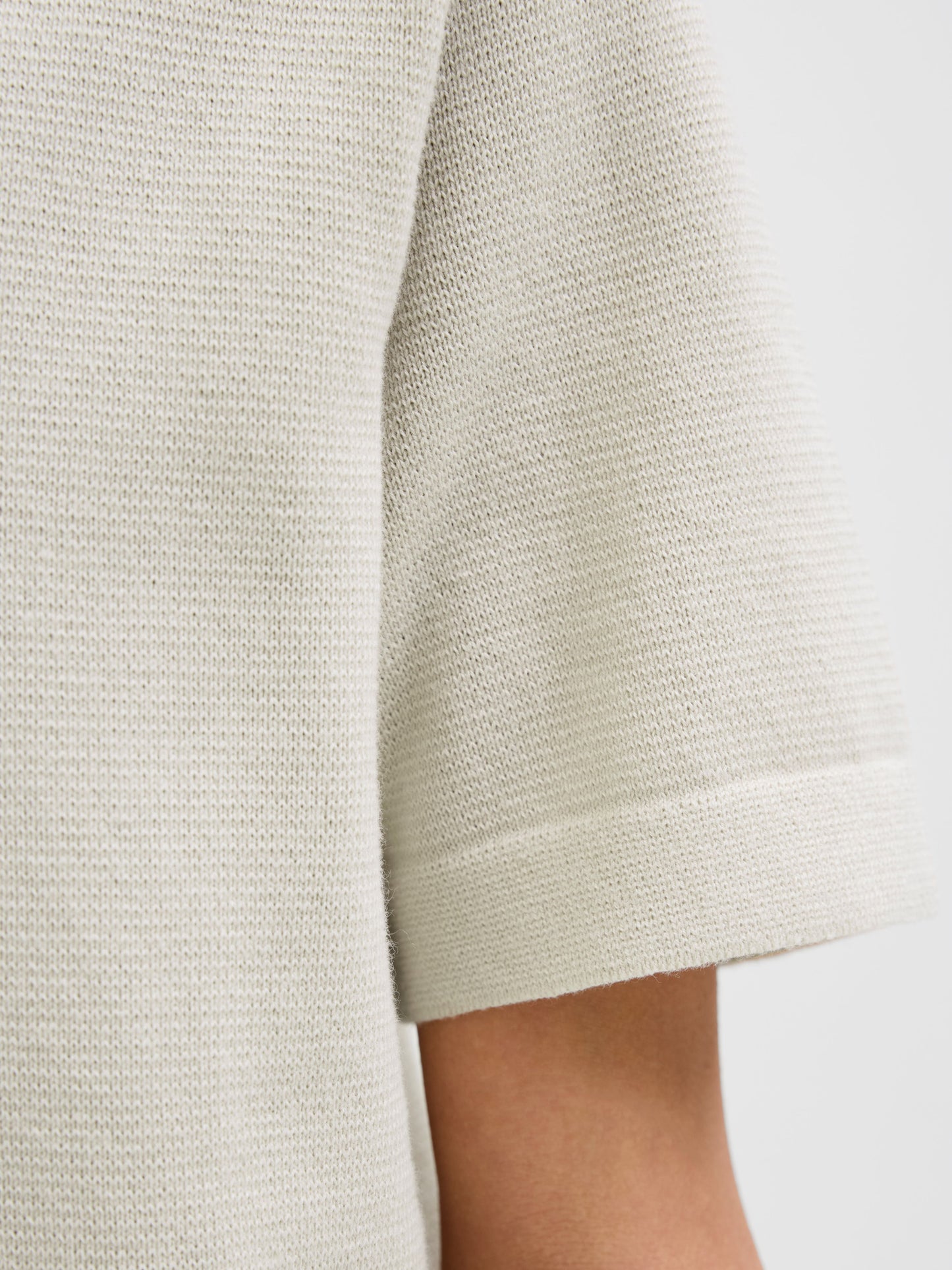 Beige kortärmad stickad tröja till ungdom kille. Piké vit polo till pojke i ekologisk bomull från Jack and Jones Junior.
JPRBLAMILANO SPRING KNIT POLO SS JNR
12274801