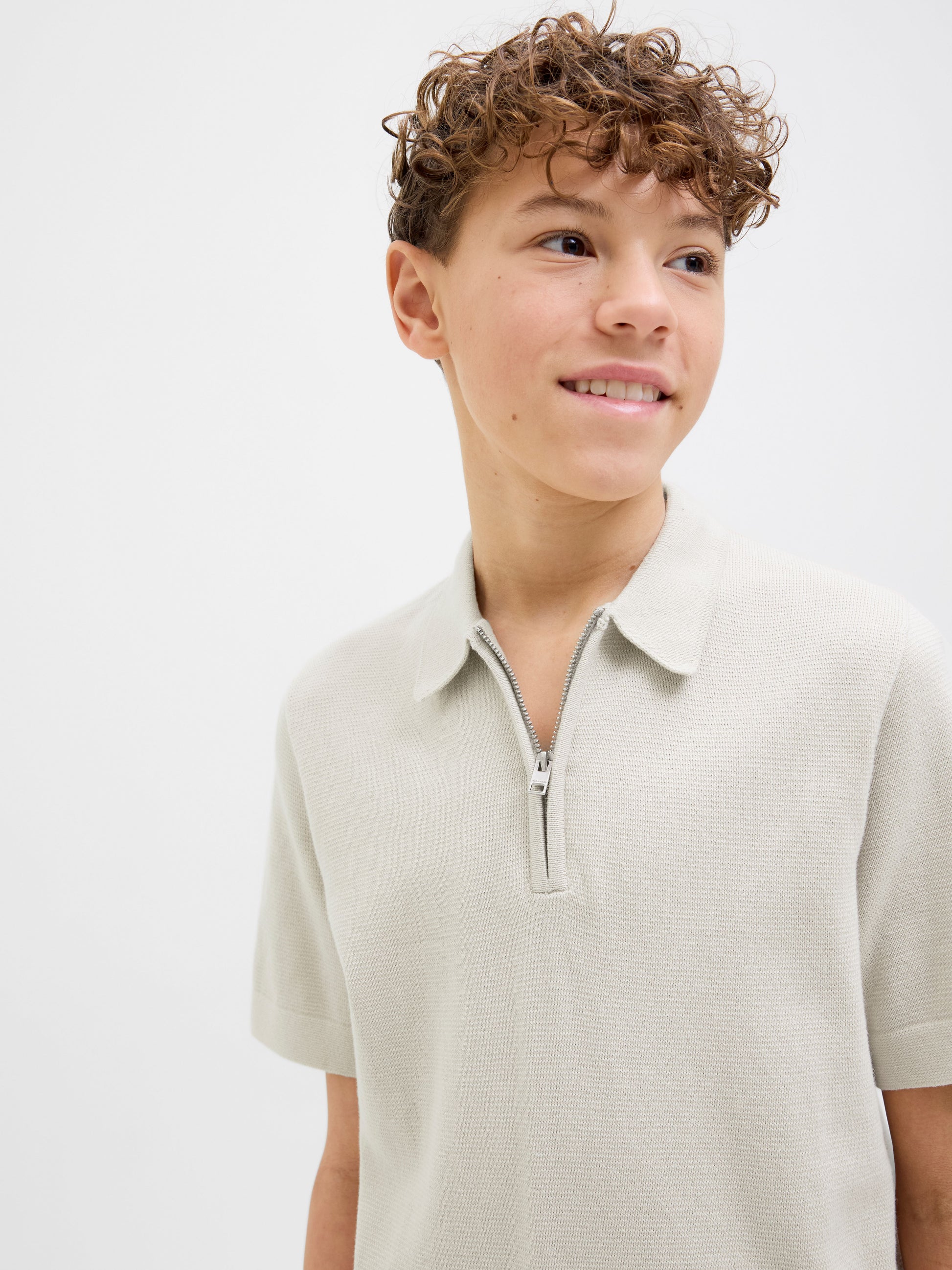 Beige kortärmad stickad tröja till ungdom kille. Piké vit polo till pojke i ekologisk bomull från Jack and Jones Junior.
JPRBLAMILANO SPRING KNIT POLO SS JNR
12274801
