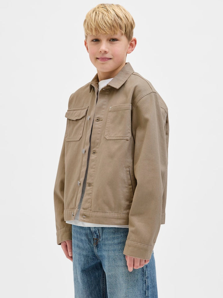 Snygg beige jeans jacka till kille, barn och ungdom. Snygga ungdomskläder från Jack and Jones junior.
12278122
JORBELLAGIO DENIM JACKET JNR