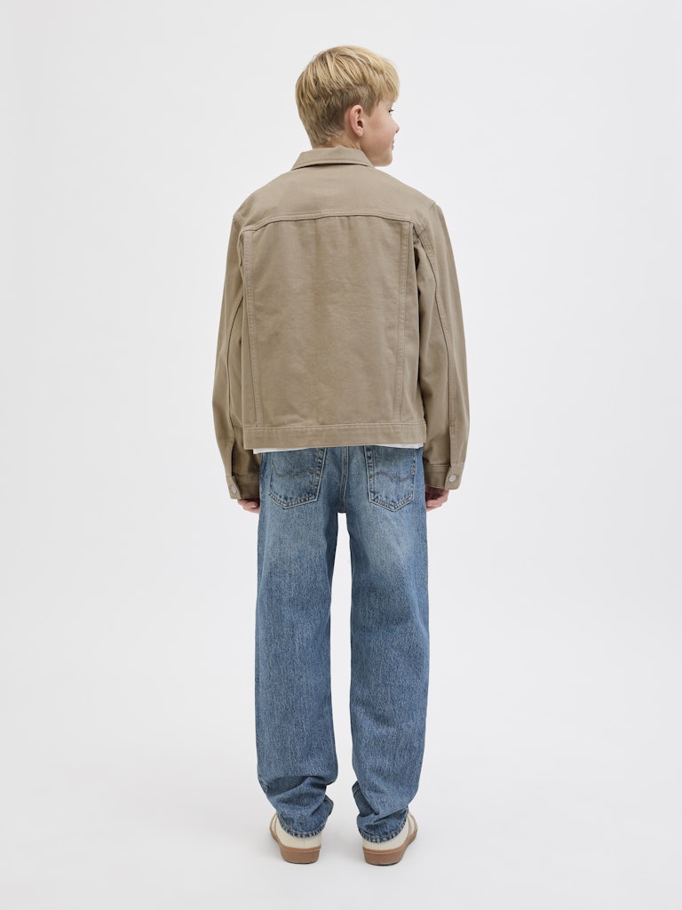 Snygg beige jeans jacka till kille, barn och ungdom. Snygga ungdomskläder från Jack and Jones junior.
12278122
JORBELLAGIO DENIM JACKET JNR