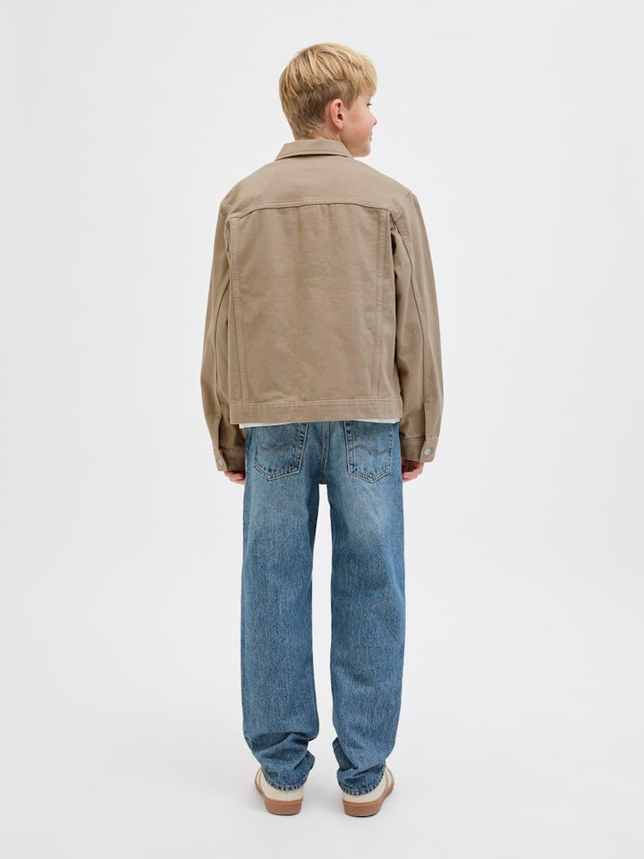 Snygg beige jeans jacka till kille, barn och ungdom. Snygga ungdomskläder från Jack and Jones junior.
12278122
JORBELLAGIO DENIM JACKET JNR