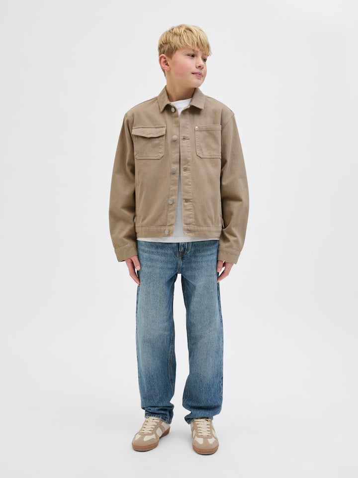 Snygg beige jeans jacka till kille, barn och ungdom. Snygga ungdomskläder från Jack and Jones junior.
12278122
JORBELLAGIO DENIM JACKET JNR