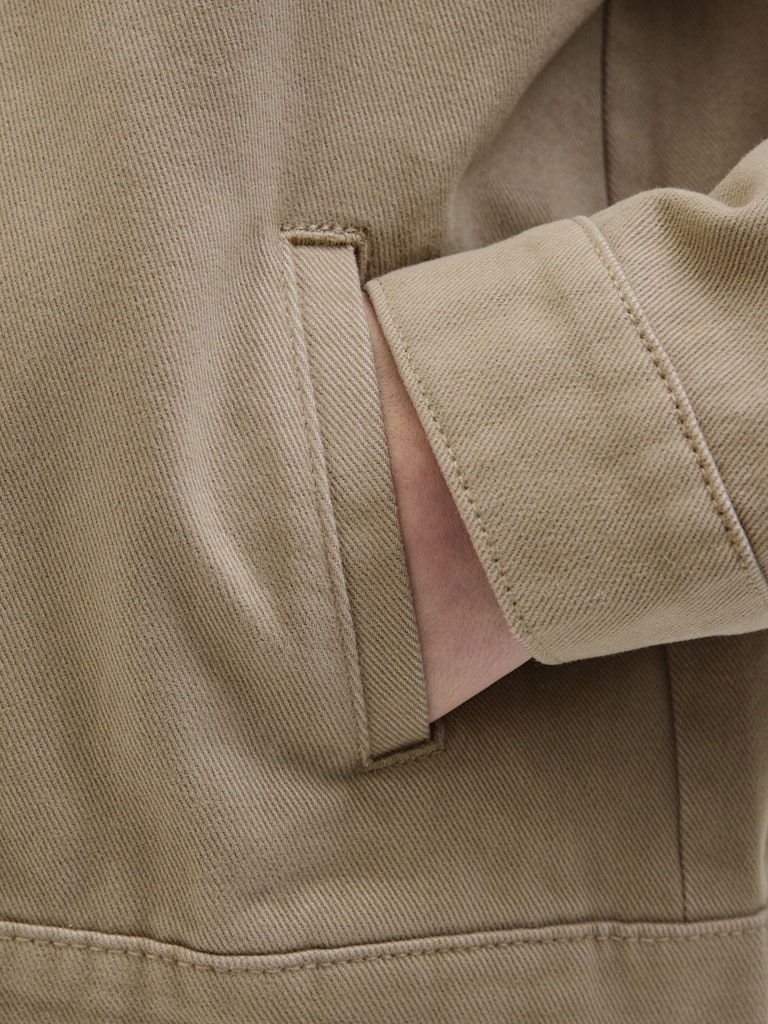 Snygg beige jeans jacka till kille, barn och ungdom. Snygga ungdomskläder från Jack and Jones junior.
12278122
JORBELLAGIO DENIM JACKET JNR