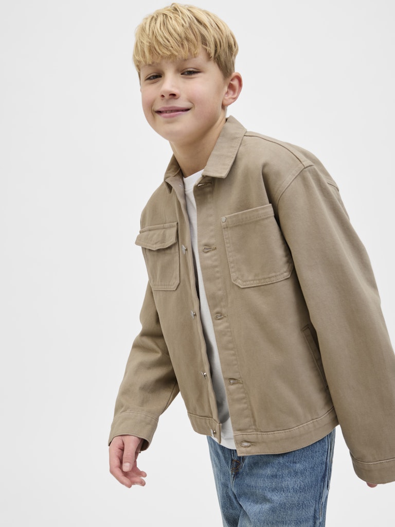 Snygg beige jeans jacka till kille, barn och ungdom. Snygga ungdomskläder från Jack and Jones junior.
12278122
JORBELLAGIO DENIM JACKET JNR