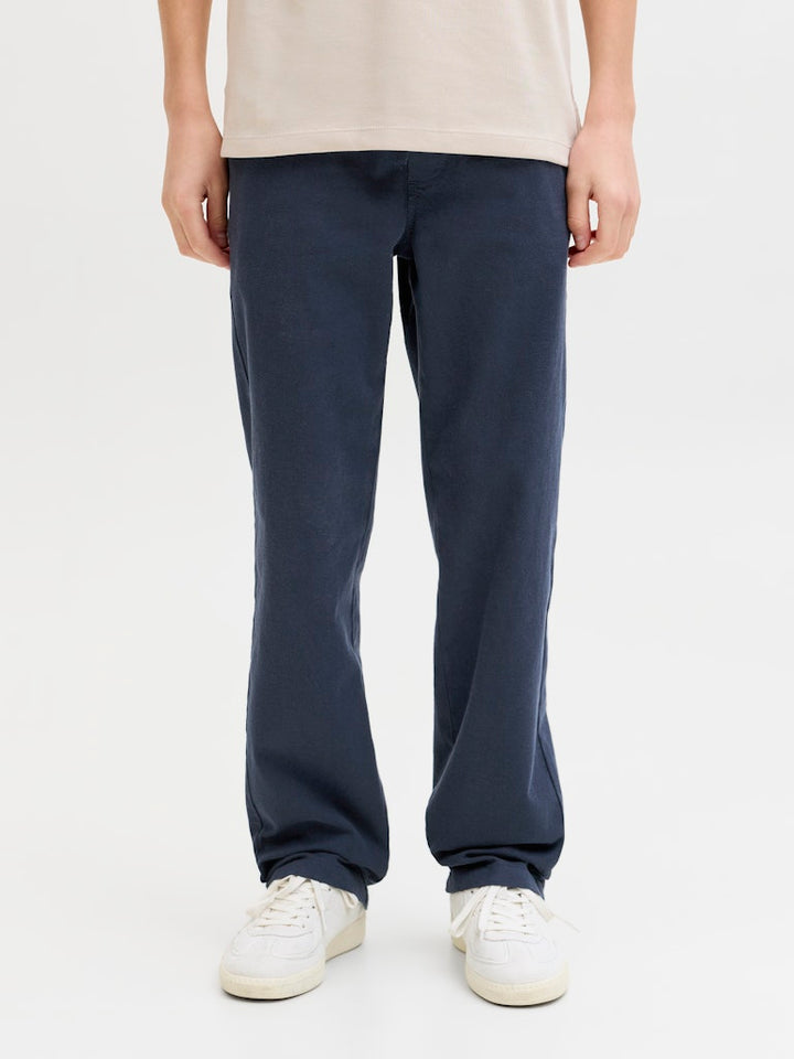 Blå stilren snygg byxa till kille. Dressade ekologiska byxor till pojke från Jack and Jones Kids Junior.
JPSTKANE FURY PANTSNOOS JNR
12297922