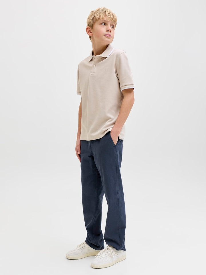 Blå stilren snygg byxa till kille. Dressade ekologiska byxor till pojke från Jack and Jones Kids Junior.
JPSTKANE FURY PANTSNOOS JNR
12297922