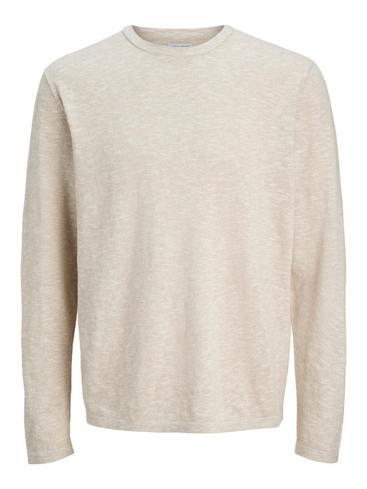 Beige stickad tröja till ungdom pojke. Snygg klassisk rundhalsad tröja till kille. Lin och ekologisk bomull i denna  fina tröja från Jack and Jones.
JJESUMMER KNIT CREW NECK JNR
12288585